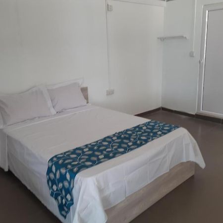Single Room In Palais Otentik Restaurant N Hotel 푸앵트 오 카노니에 외부 사진