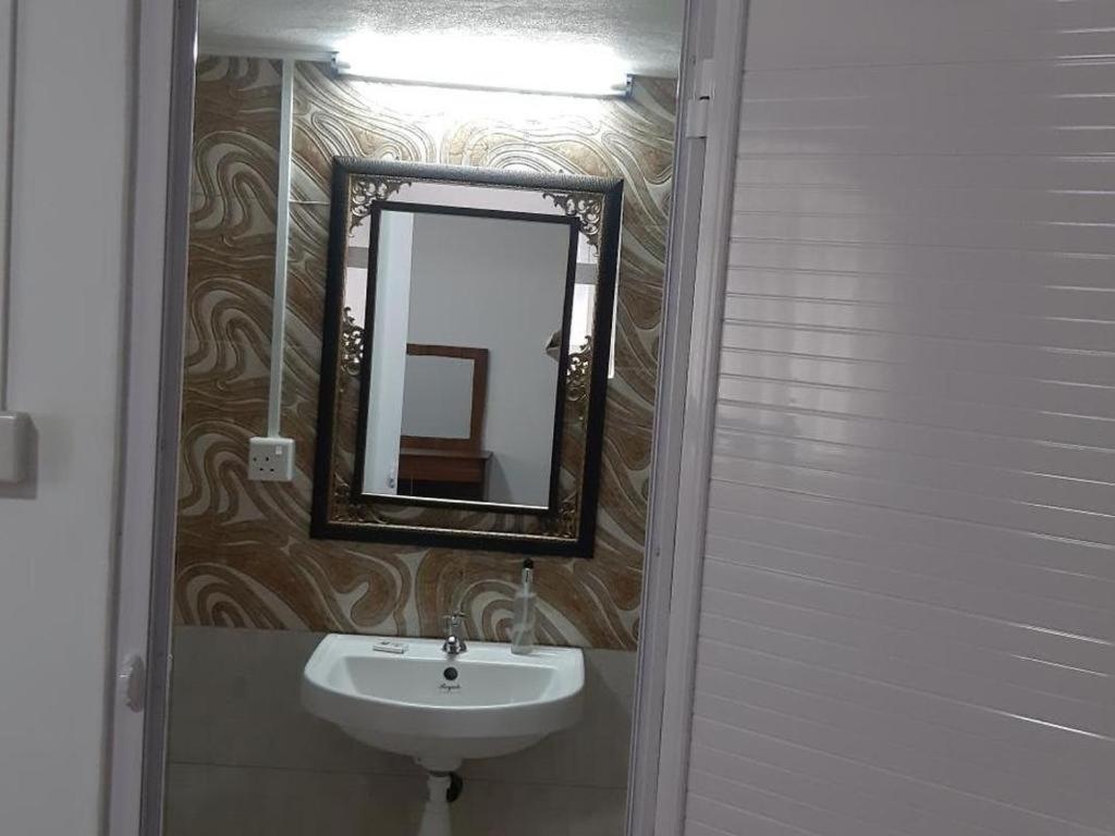 Single Room In Palais Otentik Restaurant N Hotel 푸앵트 오 카노니에 외부 사진