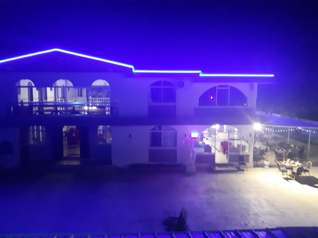 Single Room In Palais Otentik Restaurant N Hotel 푸앵트 오 카노니에 외부 사진